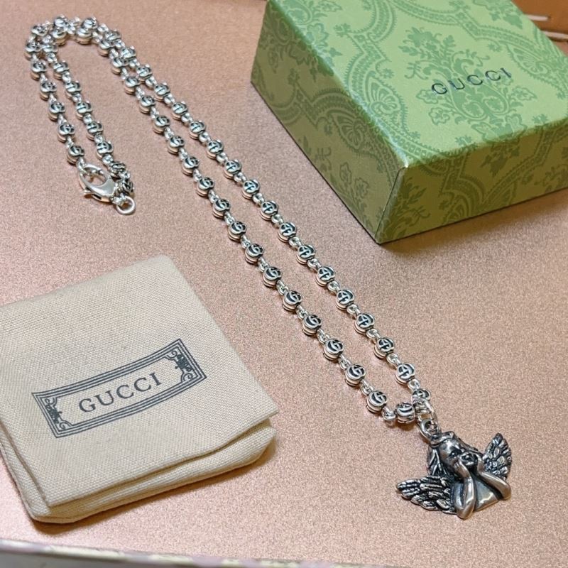 G*u*i necklaces